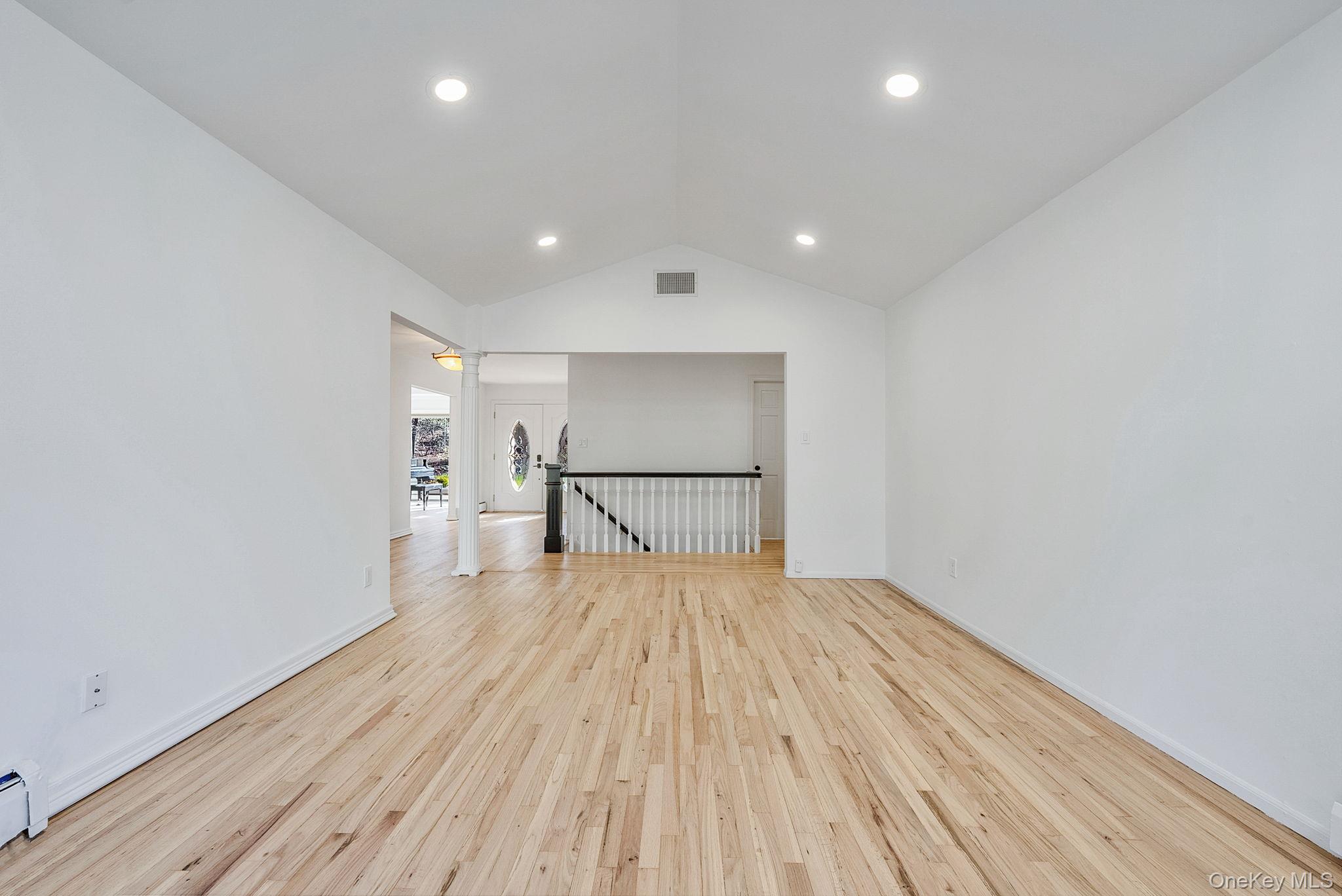 25 Farmington Lane, Melville, NY 11747