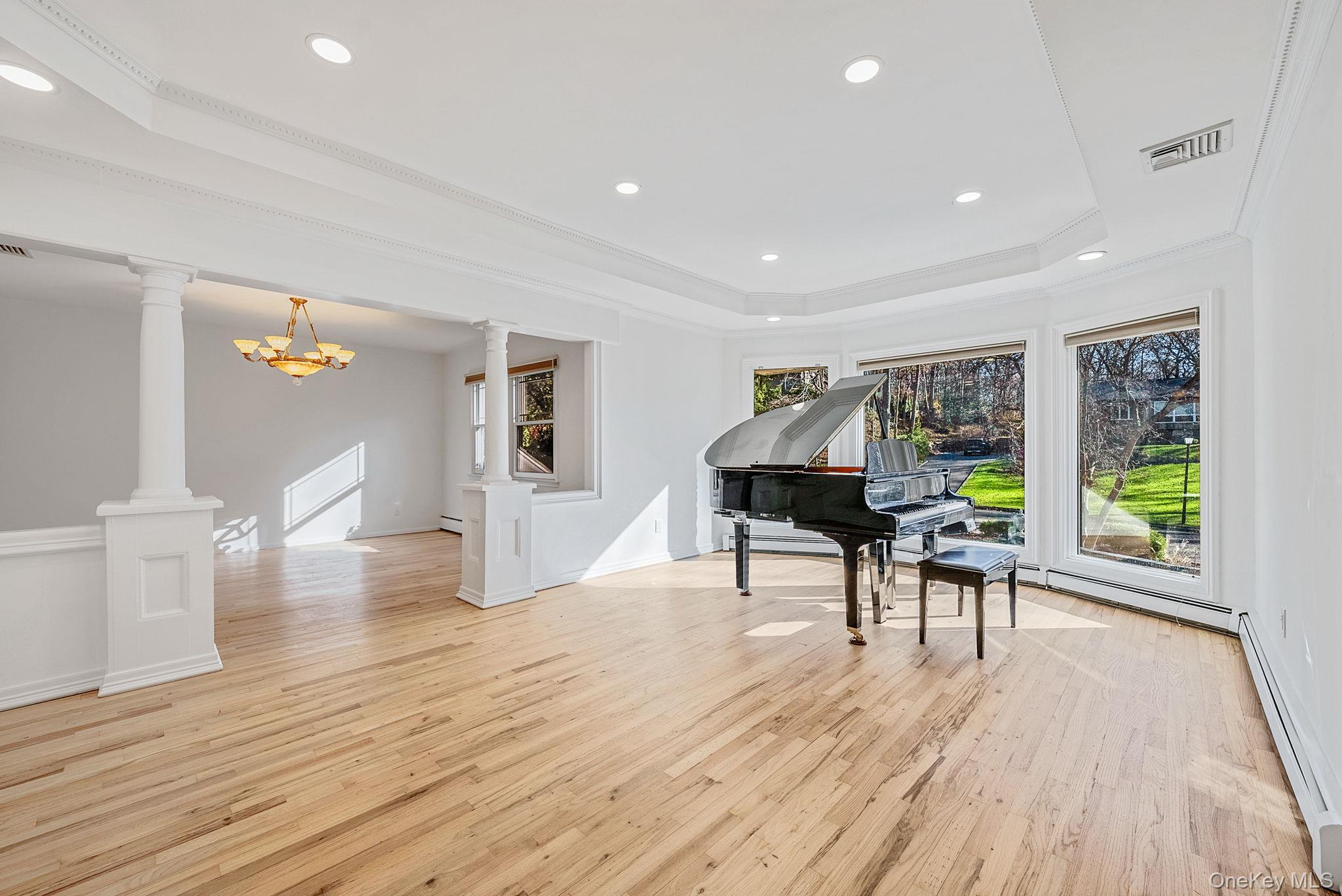 25 Farmington Lane, Melville, NY 11747