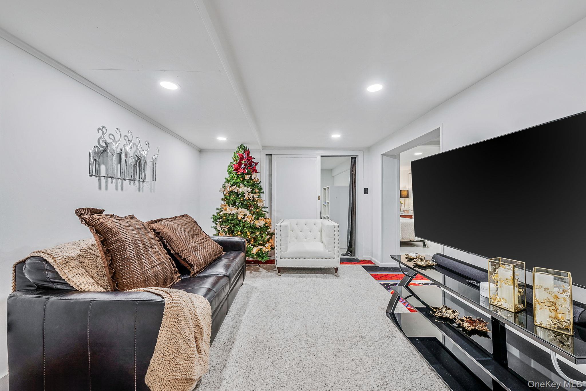 25 Farmington Lane, Melville, NY 11747