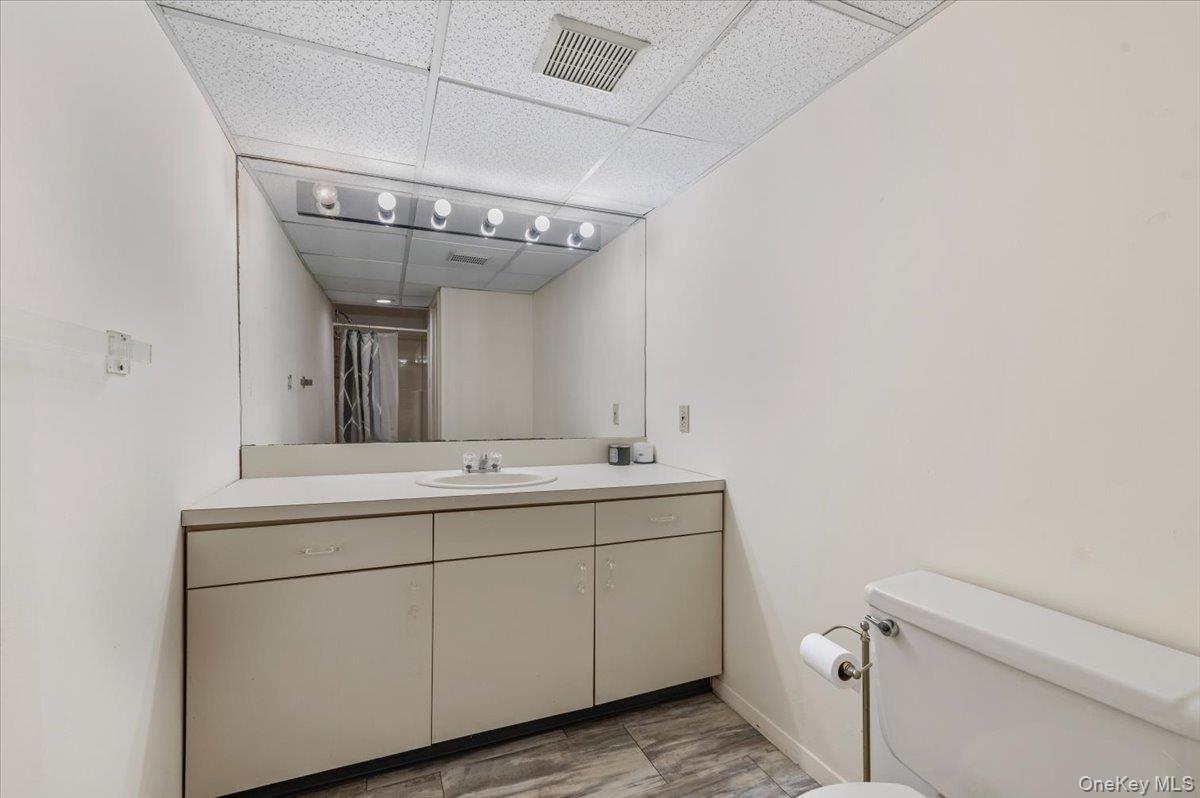 10 Faulkner Lane, Dix Hills, NY 11746