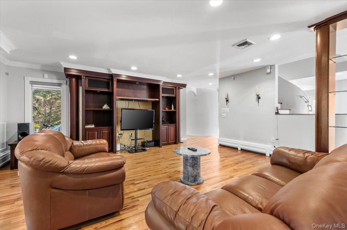 10 Faulkner Lane, Dix Hills, NY 11746