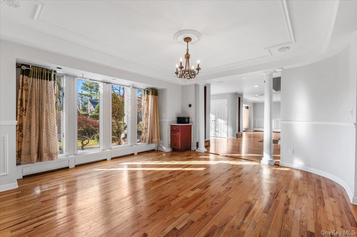 10 Faulkner Lane, Dix Hills, NY 11746