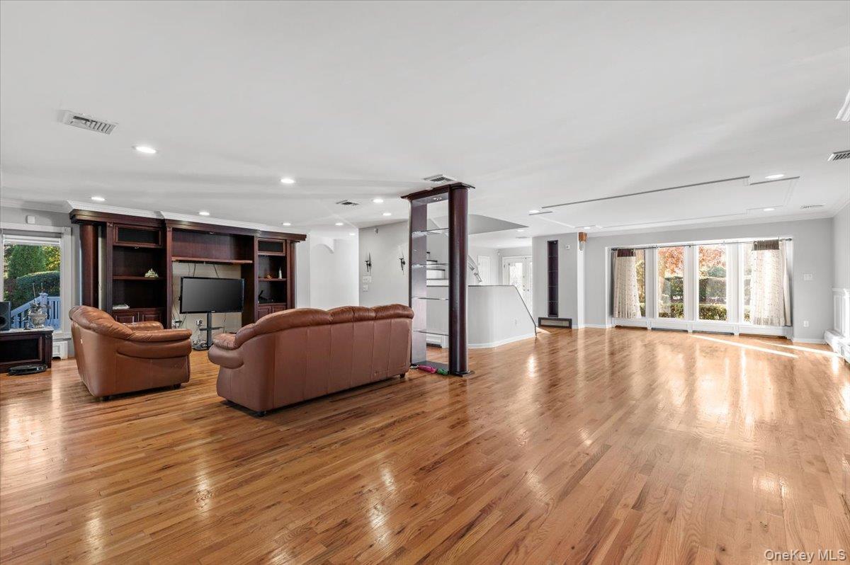 10 Faulkner Lane, Dix Hills, NY 11746