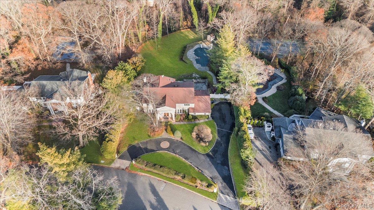 10 Faulkner Lane, Dix Hills, NY 11746