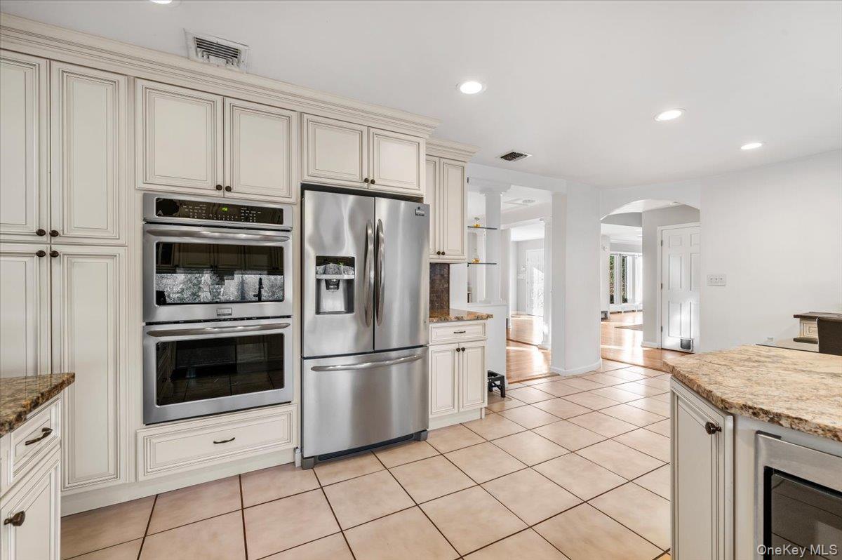 10 Faulkner Lane, Dix Hills, NY 11746