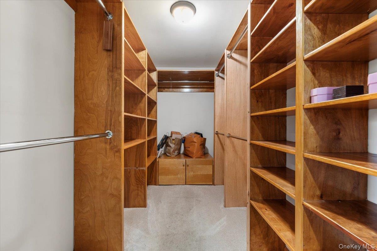 10 Faulkner Lane, Dix Hills, NY 11746