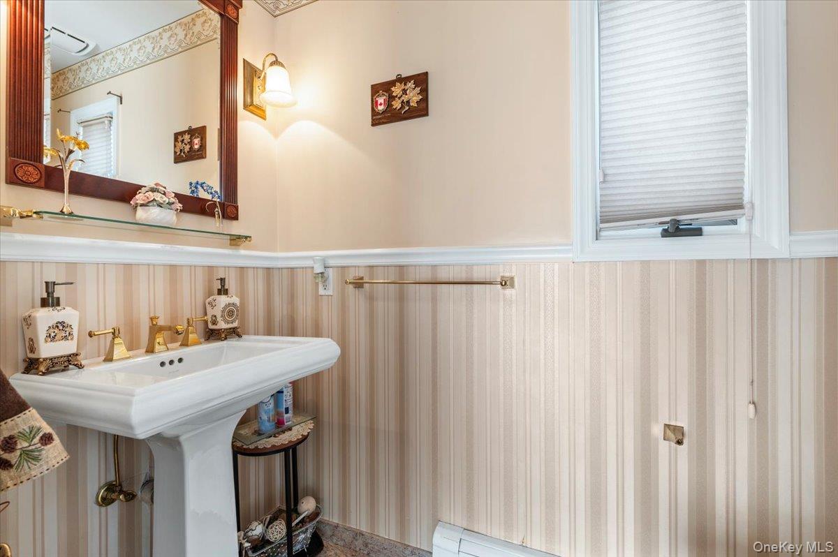 10 Faulkner Lane, Dix Hills, NY 11746