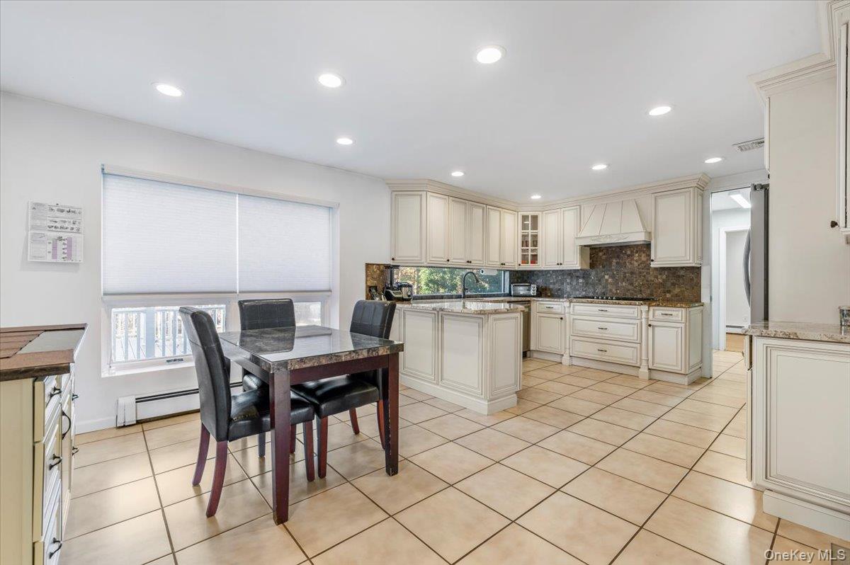 10 Faulkner Lane, Dix Hills, NY 11746