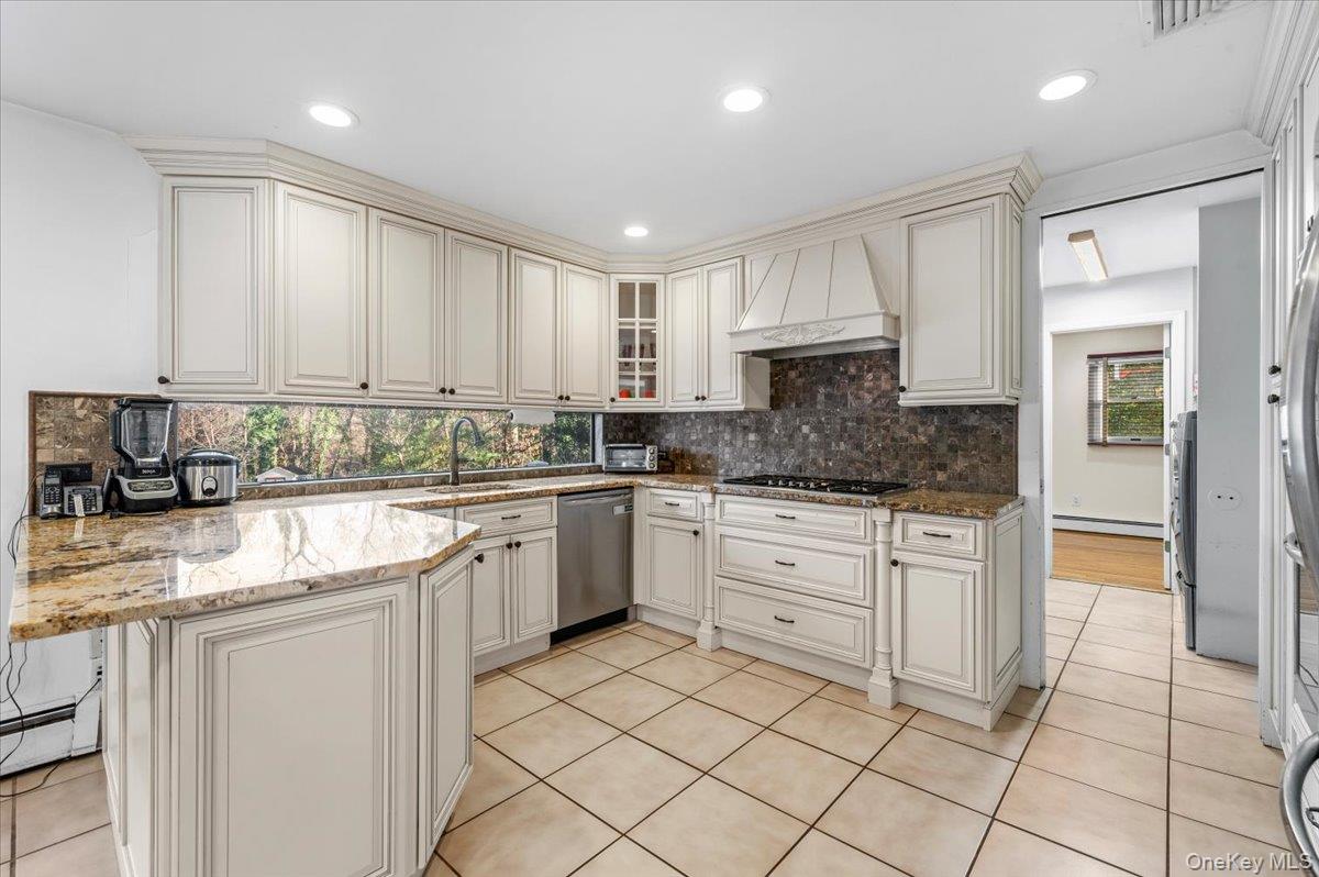 10 Faulkner Lane, Dix Hills, NY 11746