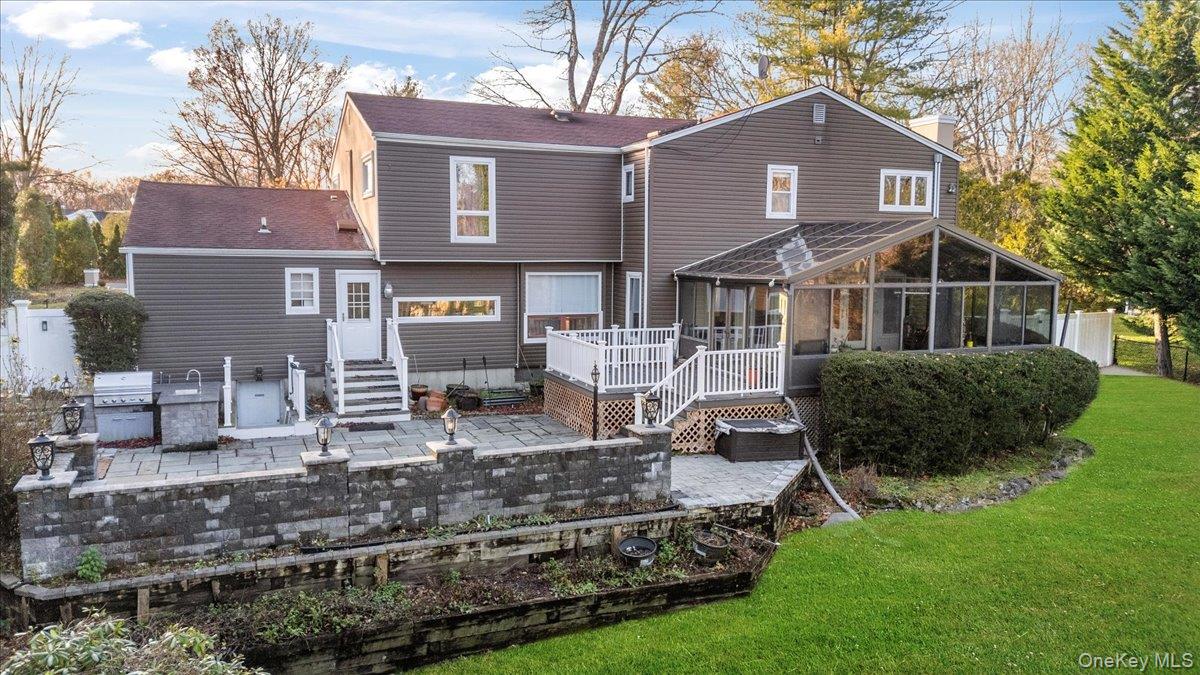 10 Faulkner Lane, Dix Hills, NY 11746