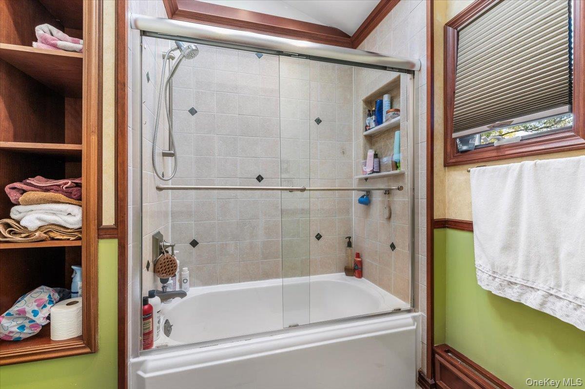 10 Faulkner Lane, Dix Hills, NY 11746