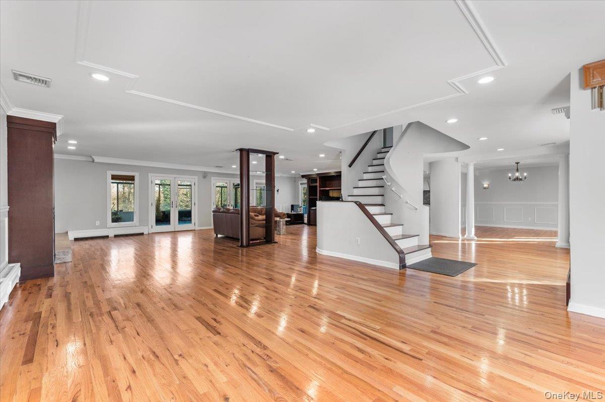 10 Faulkner Lane, Dix Hills, NY 11746