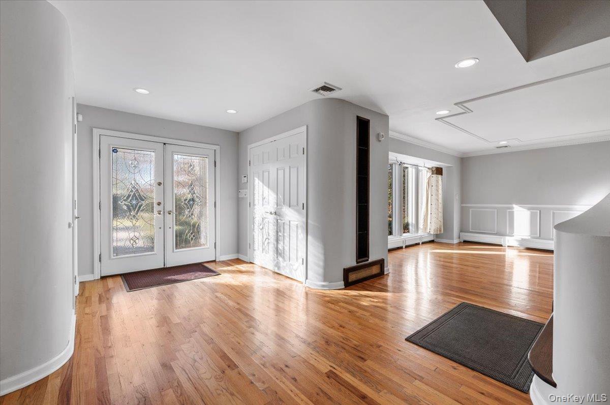 10 Faulkner Lane, Dix Hills, NY 11746