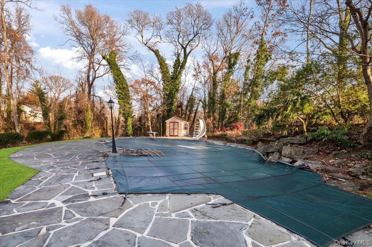 10 Faulkner Lane, Dix Hills, NY 11746