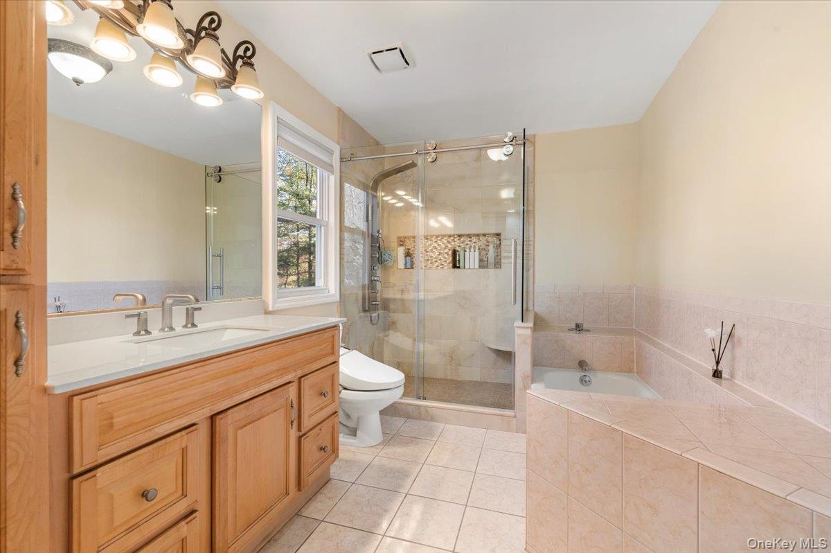 10 Faulkner Lane, Dix Hills, NY 11746