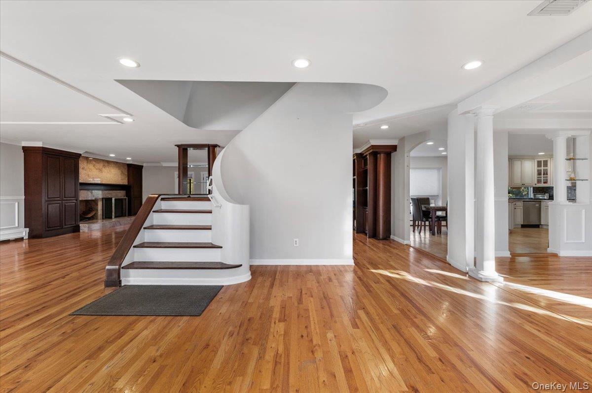 10 Faulkner Lane, Dix Hills, NY 11746