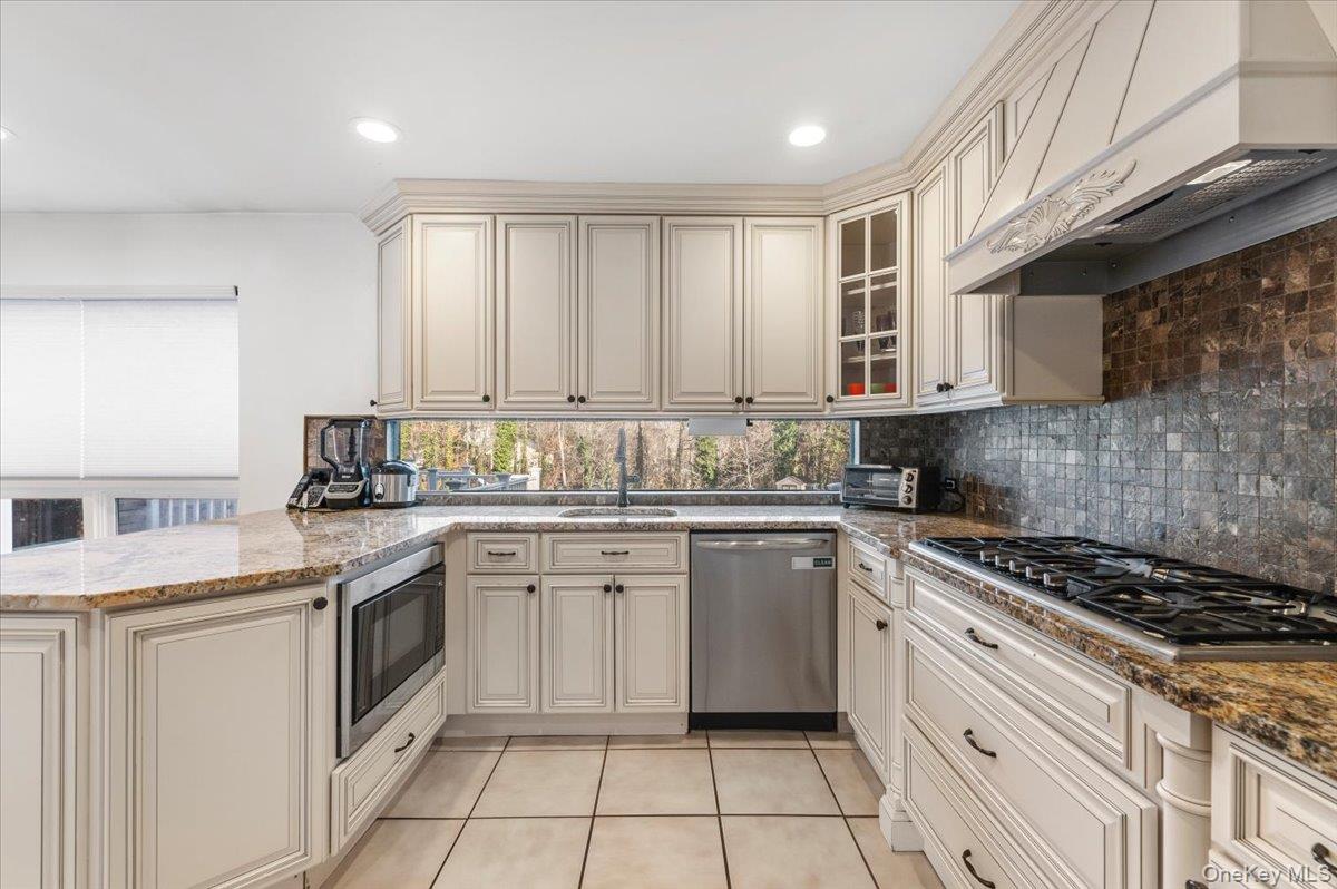 10 Faulkner Lane, Dix Hills, NY 11746