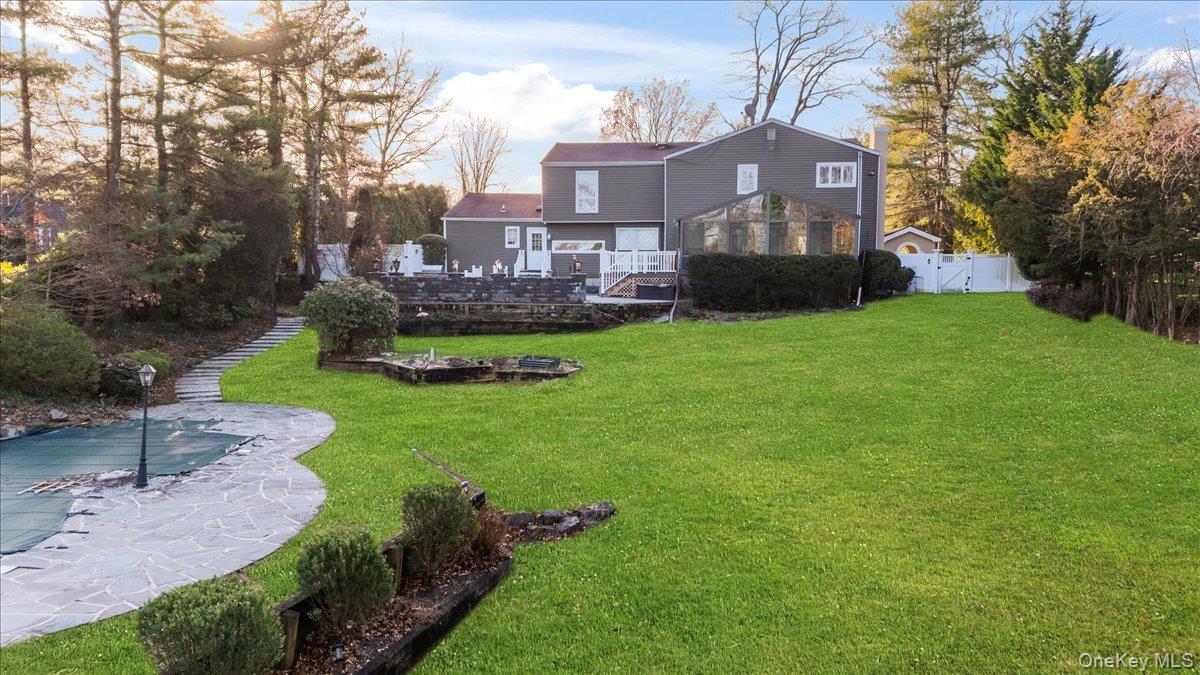 10 Faulkner Lane, Dix Hills, NY 11746