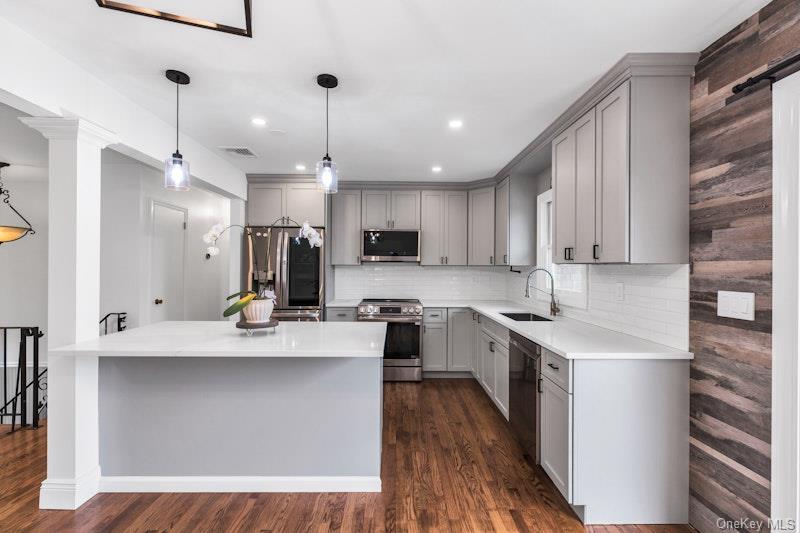 3 Bayview Place, Locust Valley, NY 11560