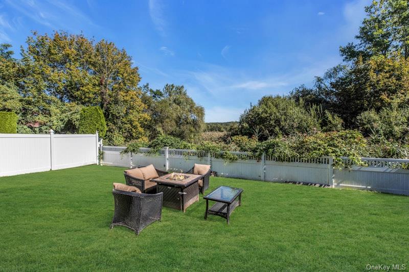 3 Bayview Place, Locust Valley, NY 11560