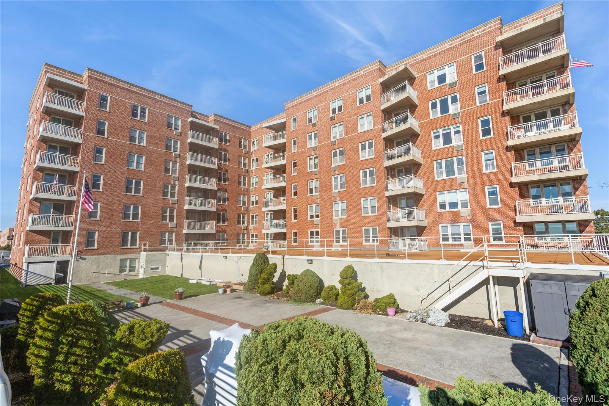 560 W Broadway # 2A, Long Beach, NY 11561