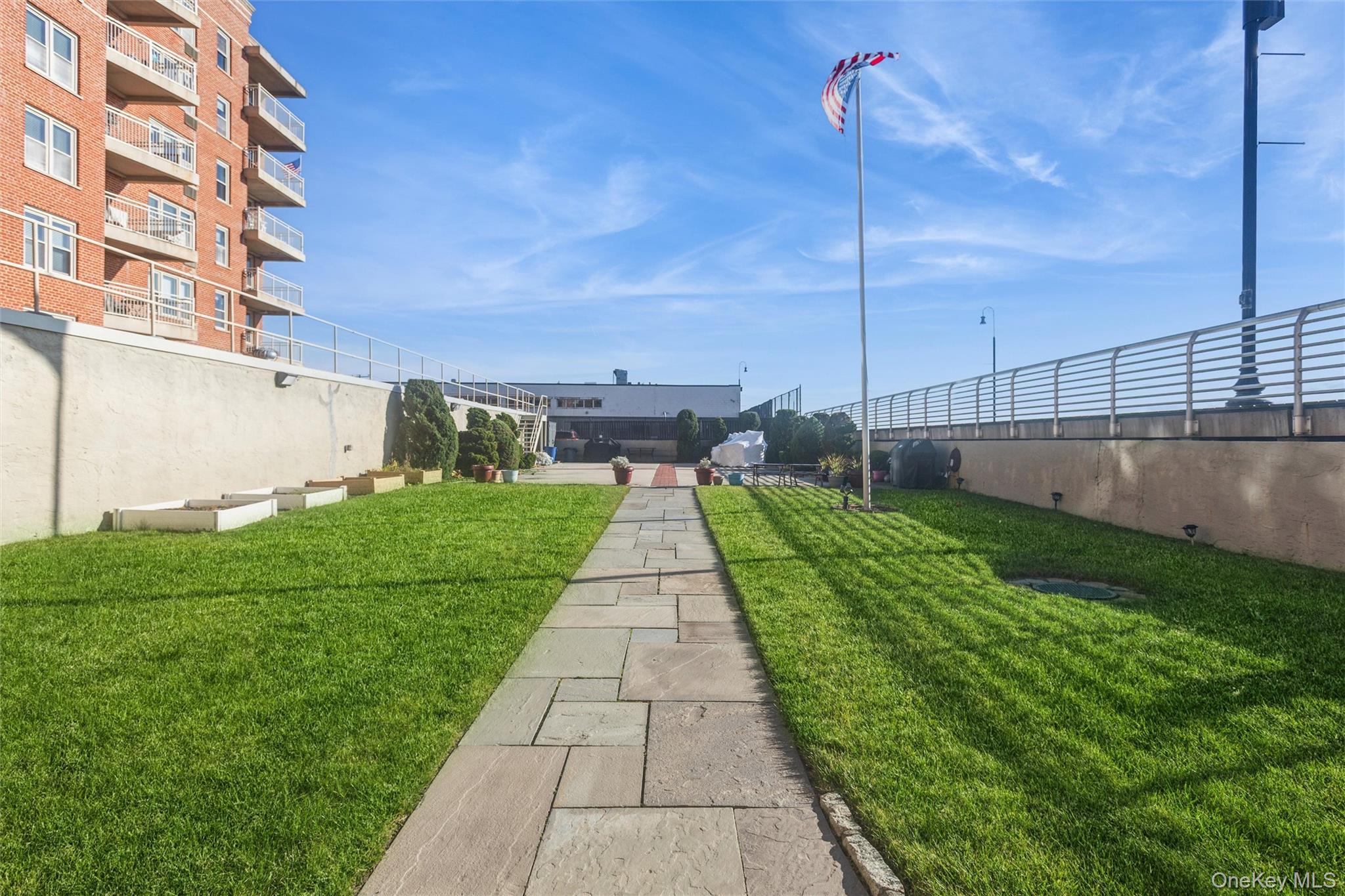 560 W Broadway # 2A, Long Beach, NY 11561