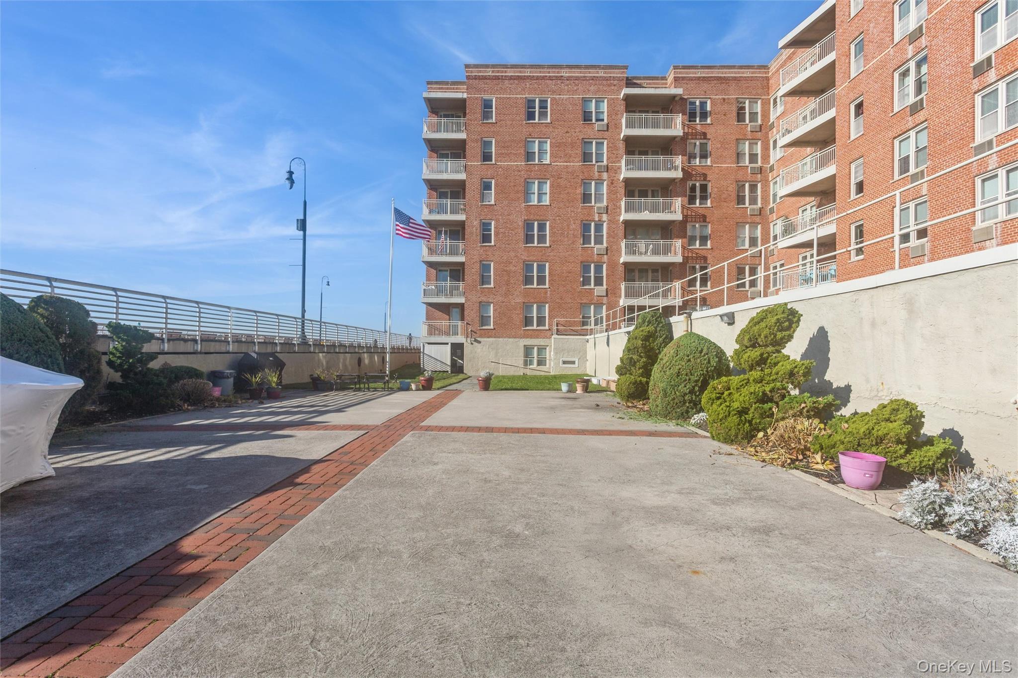 560 W Broadway # 2A, Long Beach, NY 11561