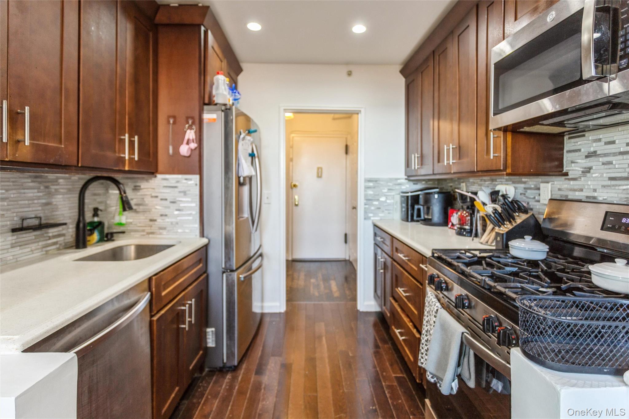 560 W Broadway # 2A, Long Beach, NY 11561