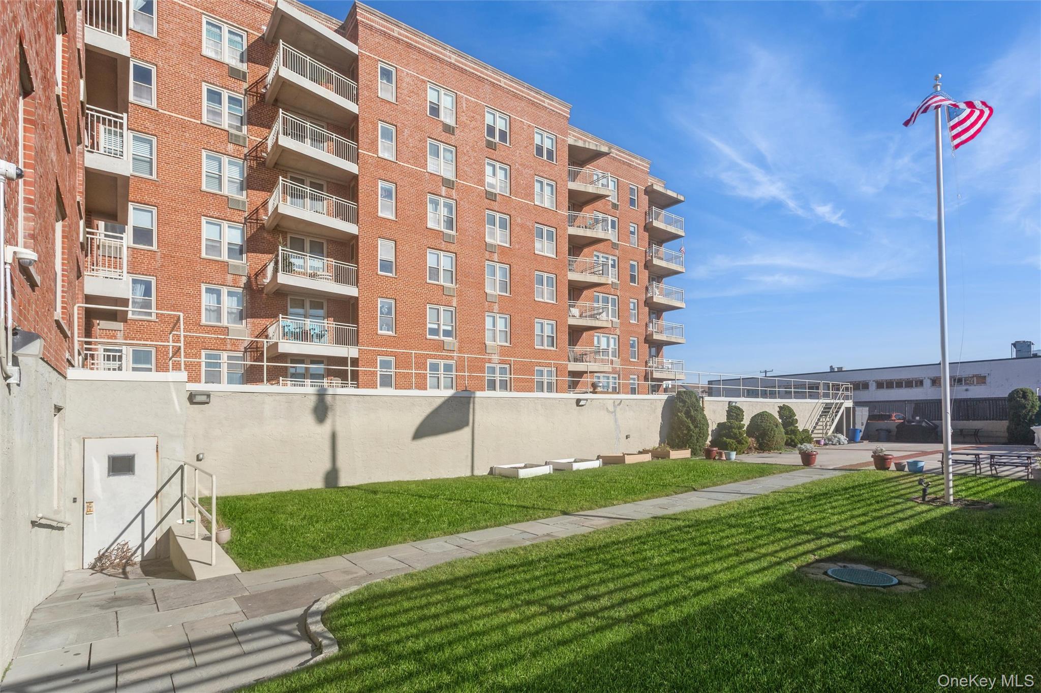 560 W Broadway # 2A, Long Beach, NY 11561