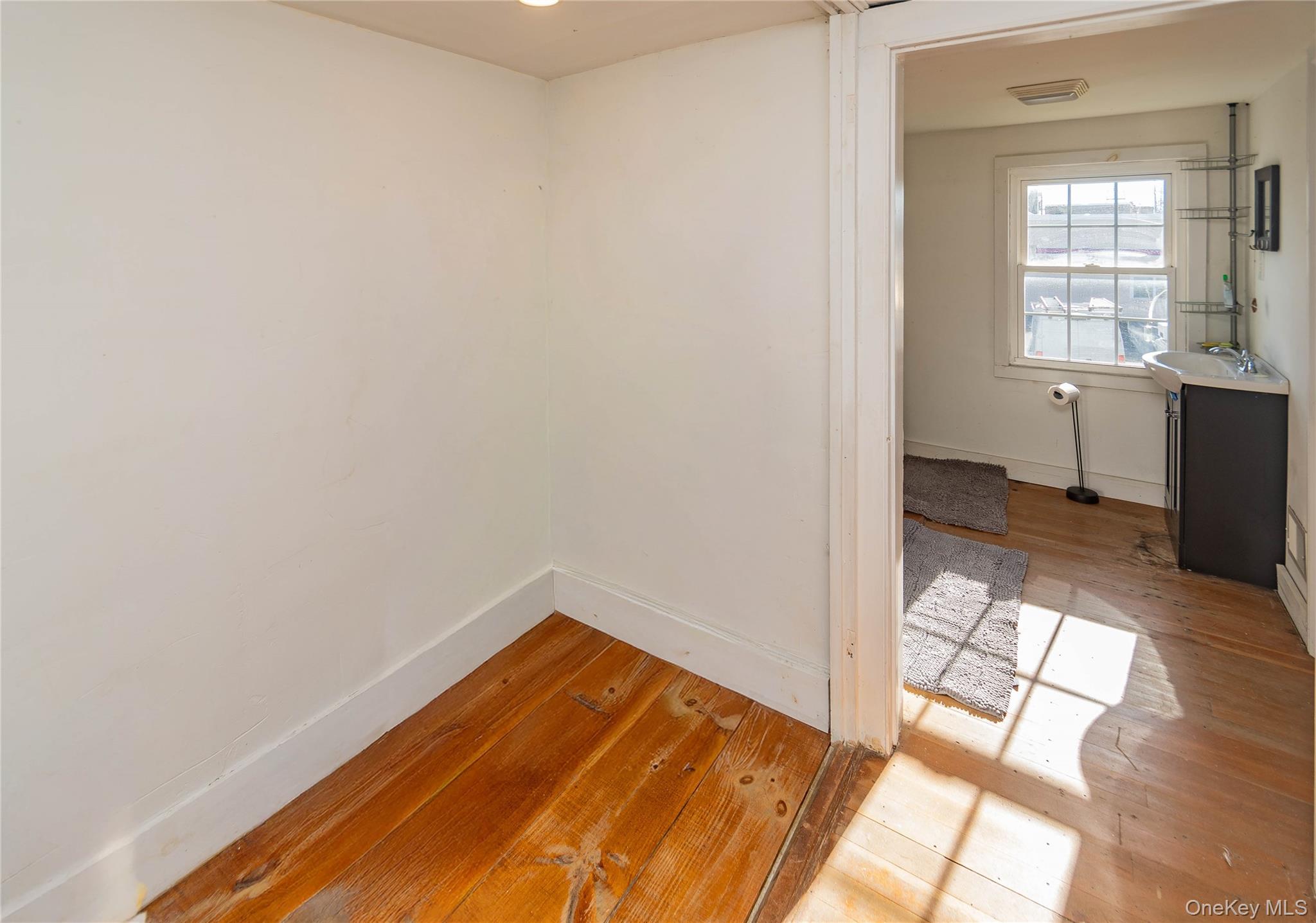 147 Broadway # 9W, Port Ewen, NY 12466