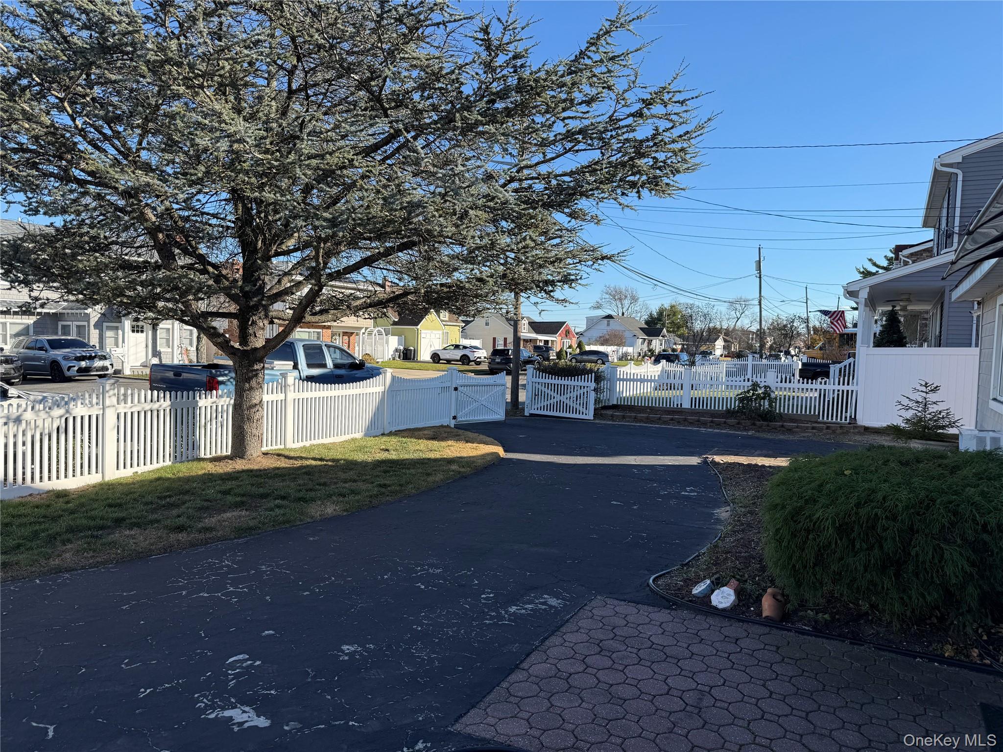 613 Madison Avenue, Lindenhurst, NY 11757