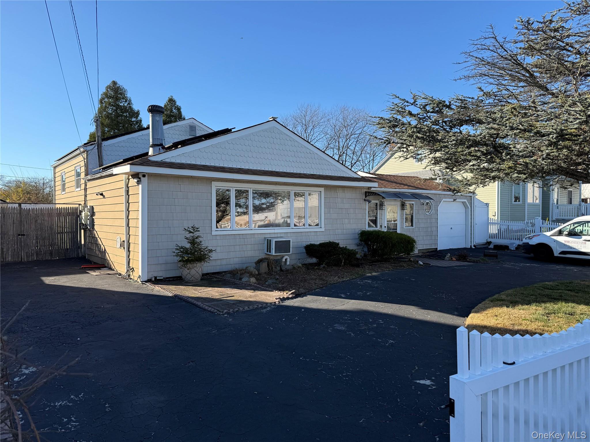 613 Madison Avenue, Lindenhurst, NY 11757