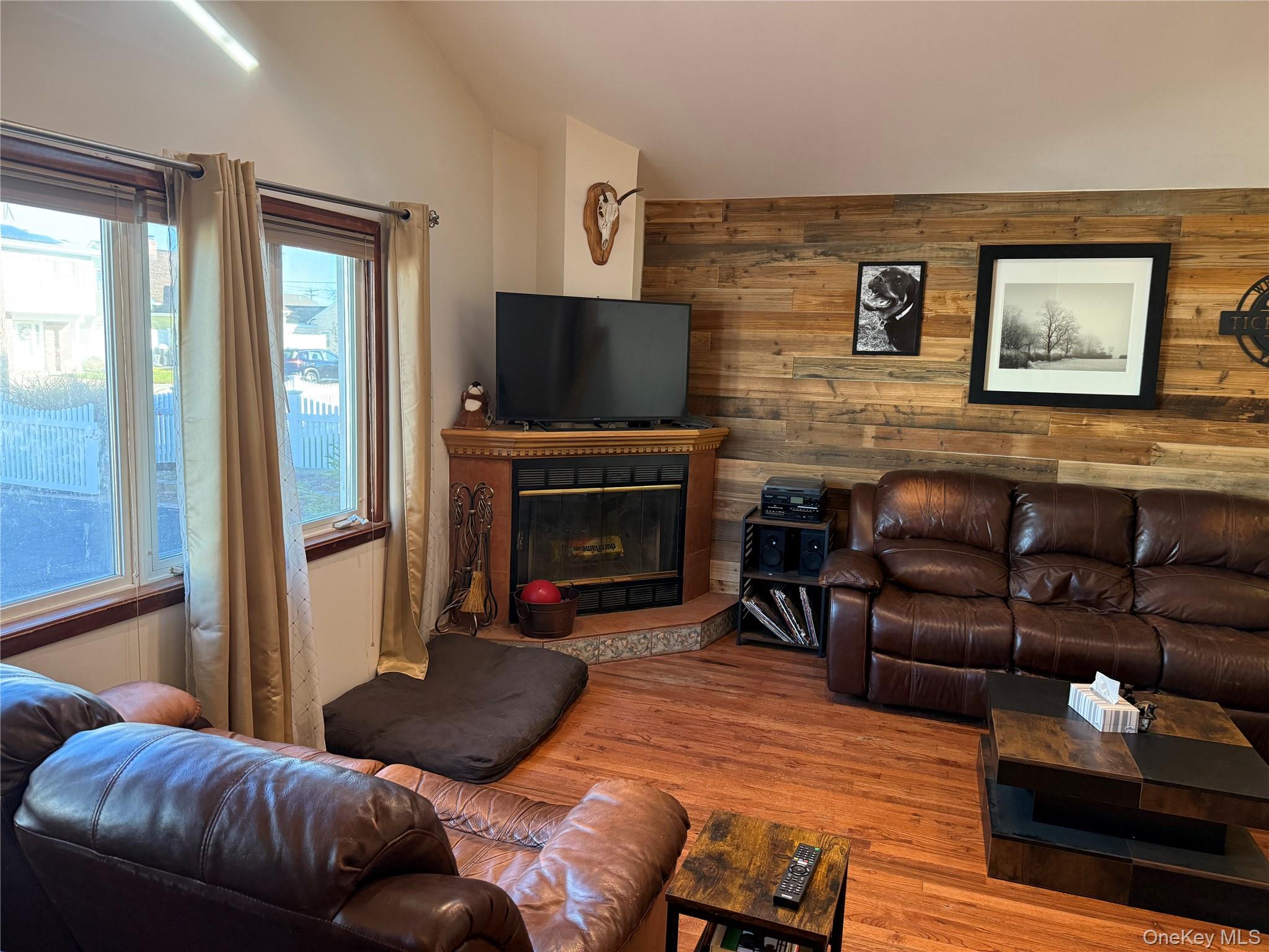 613 Madison Avenue, Lindenhurst, NY 11757