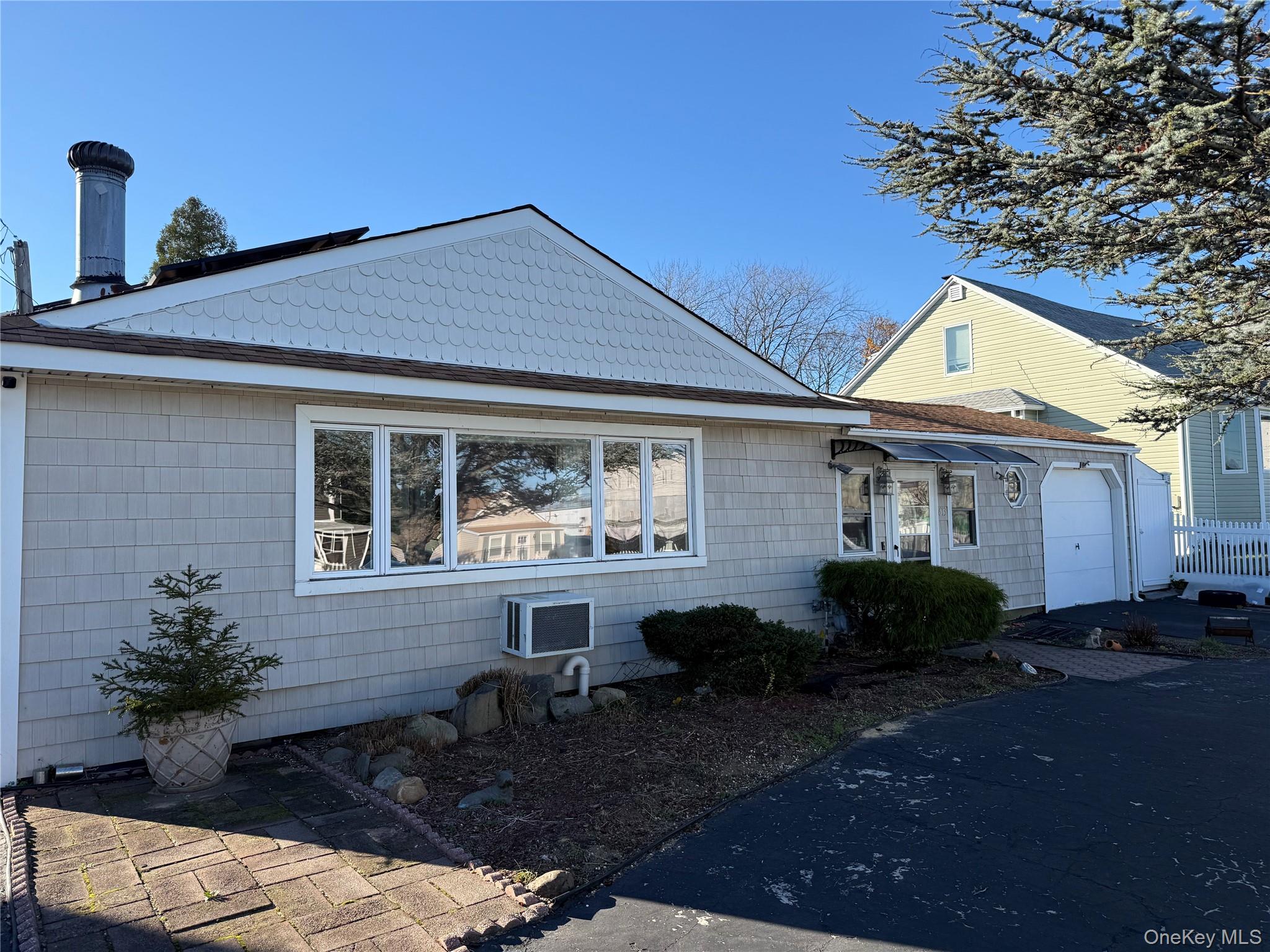 613 Madison Avenue, Lindenhurst, NY 11757