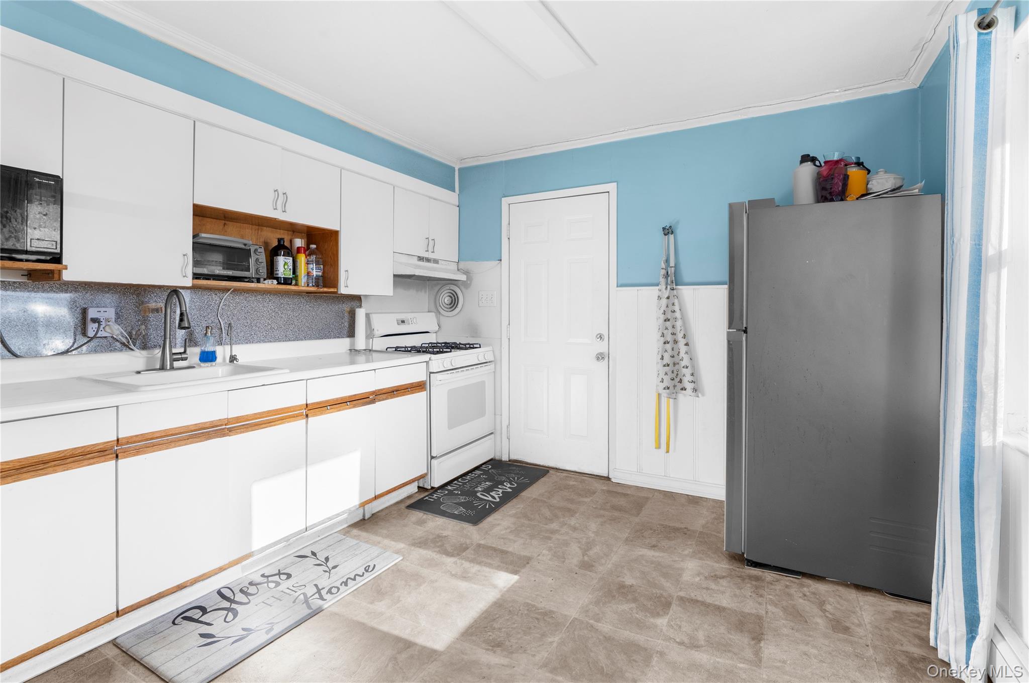 9 Farragut Avenue, Bay Shore, NY 11706