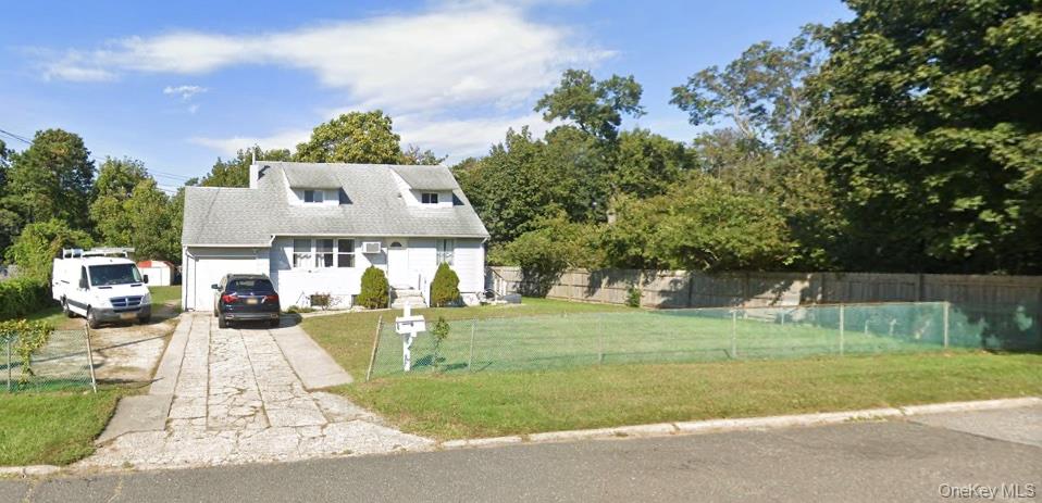 9 Farragut Avenue, Bay Shore, NY 11706