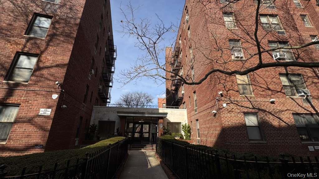 141-05 Pershing Crescent # 416, Briarwood, NY 11435