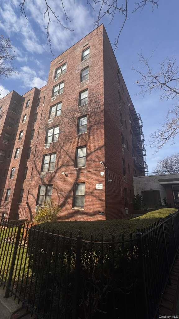 141-05 Pershing Crescent # 416, Briarwood, NY 11435