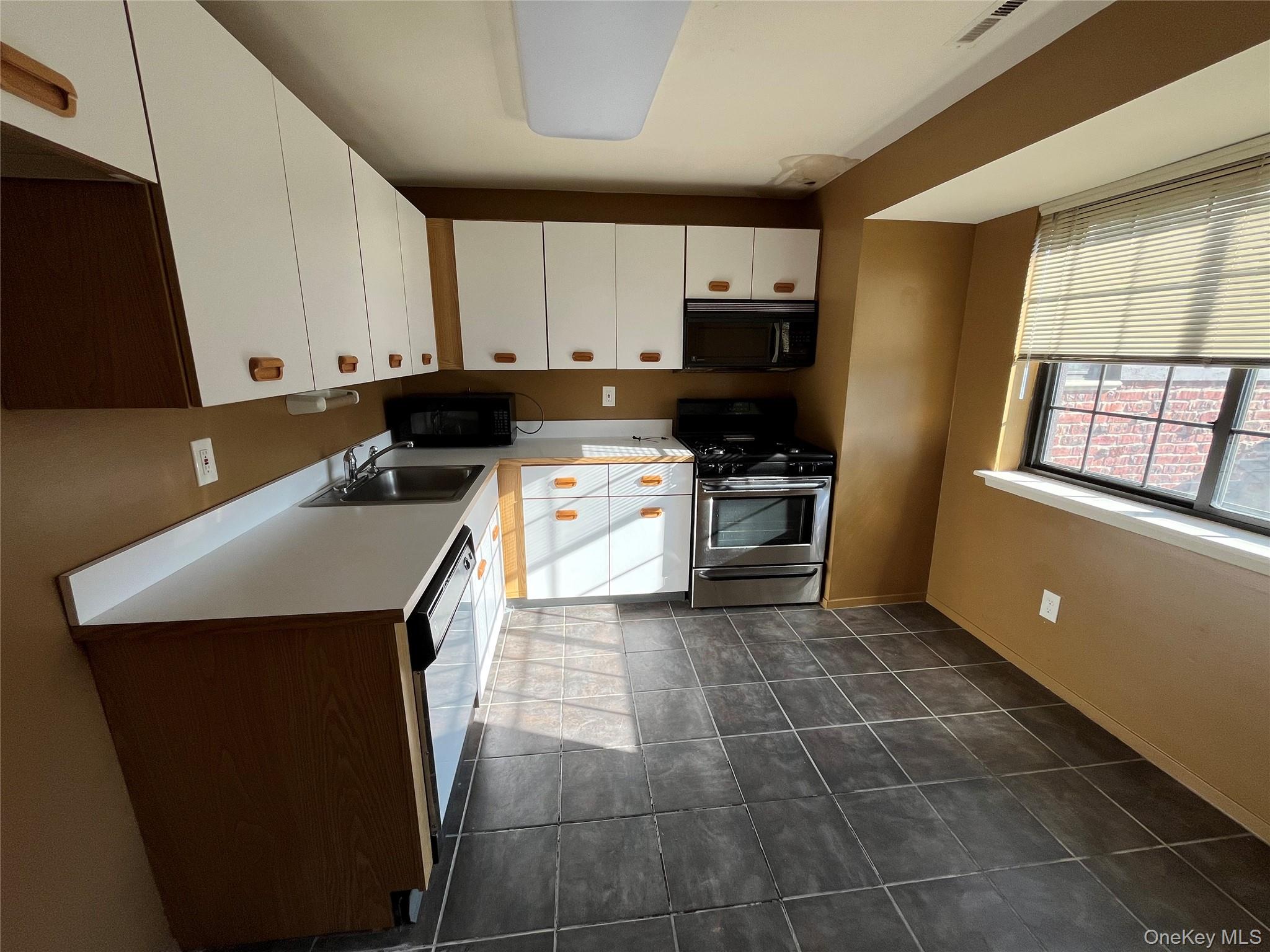 45 Newbrook Lane # 45, Bay Shore, NY 11706