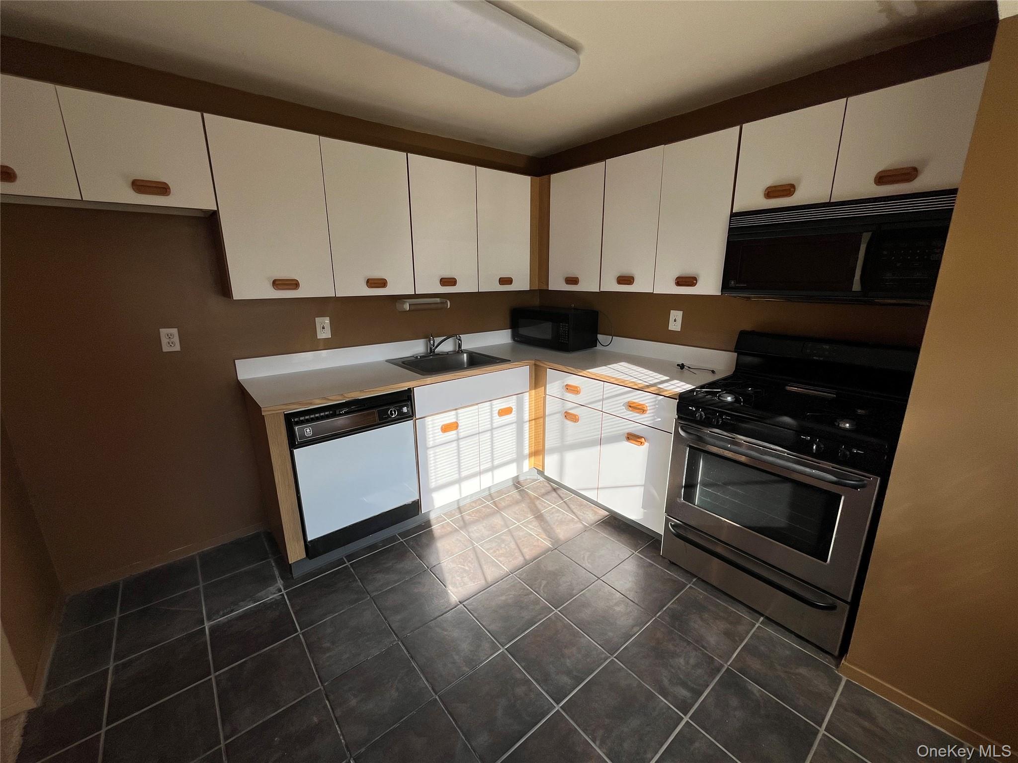 45 Newbrook Lane # 45, Bay Shore, NY 11706