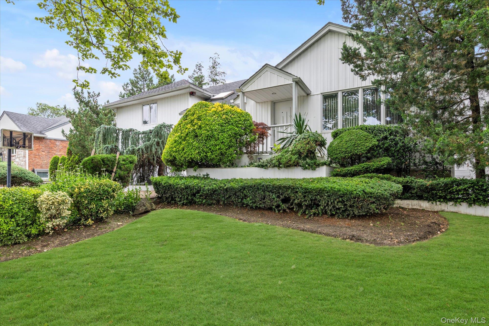 895 Cherry Lane, North Woodmere, NY 11581