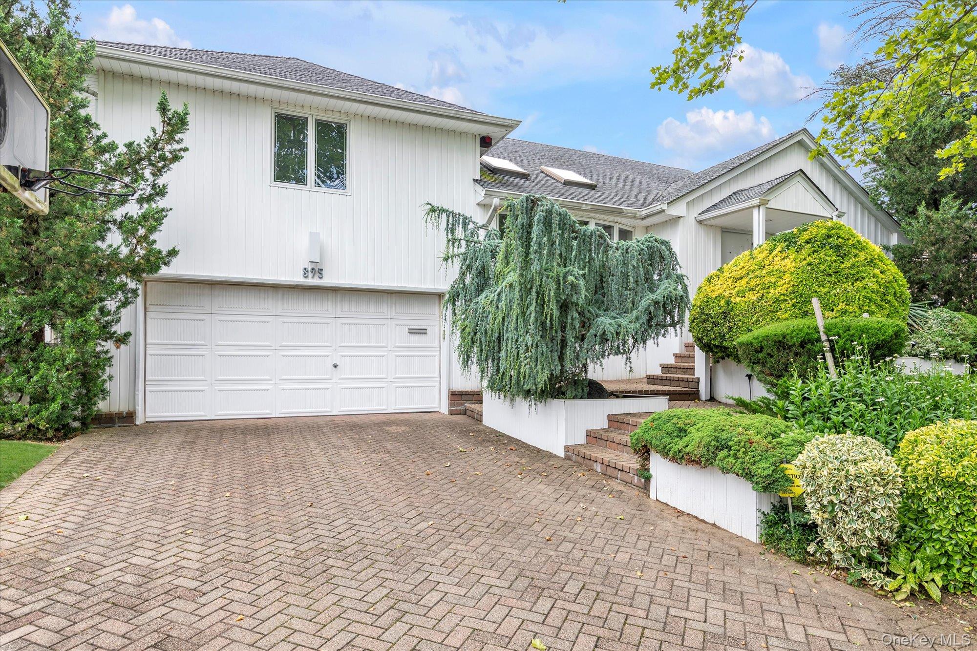 895 Cherry Lane, North Woodmere, NY 11581