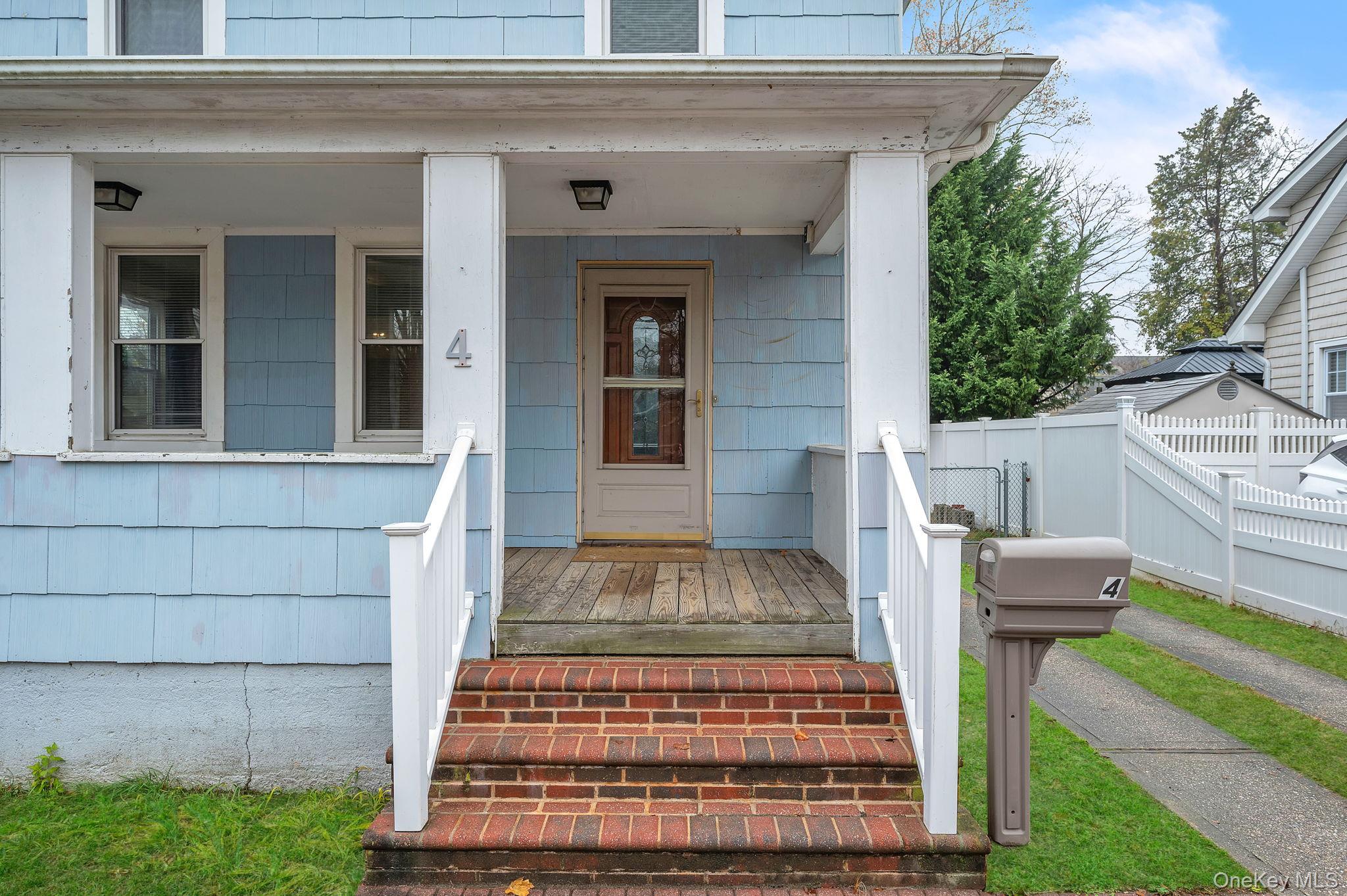 4 3rd Avenue, East Islip, NY 11730