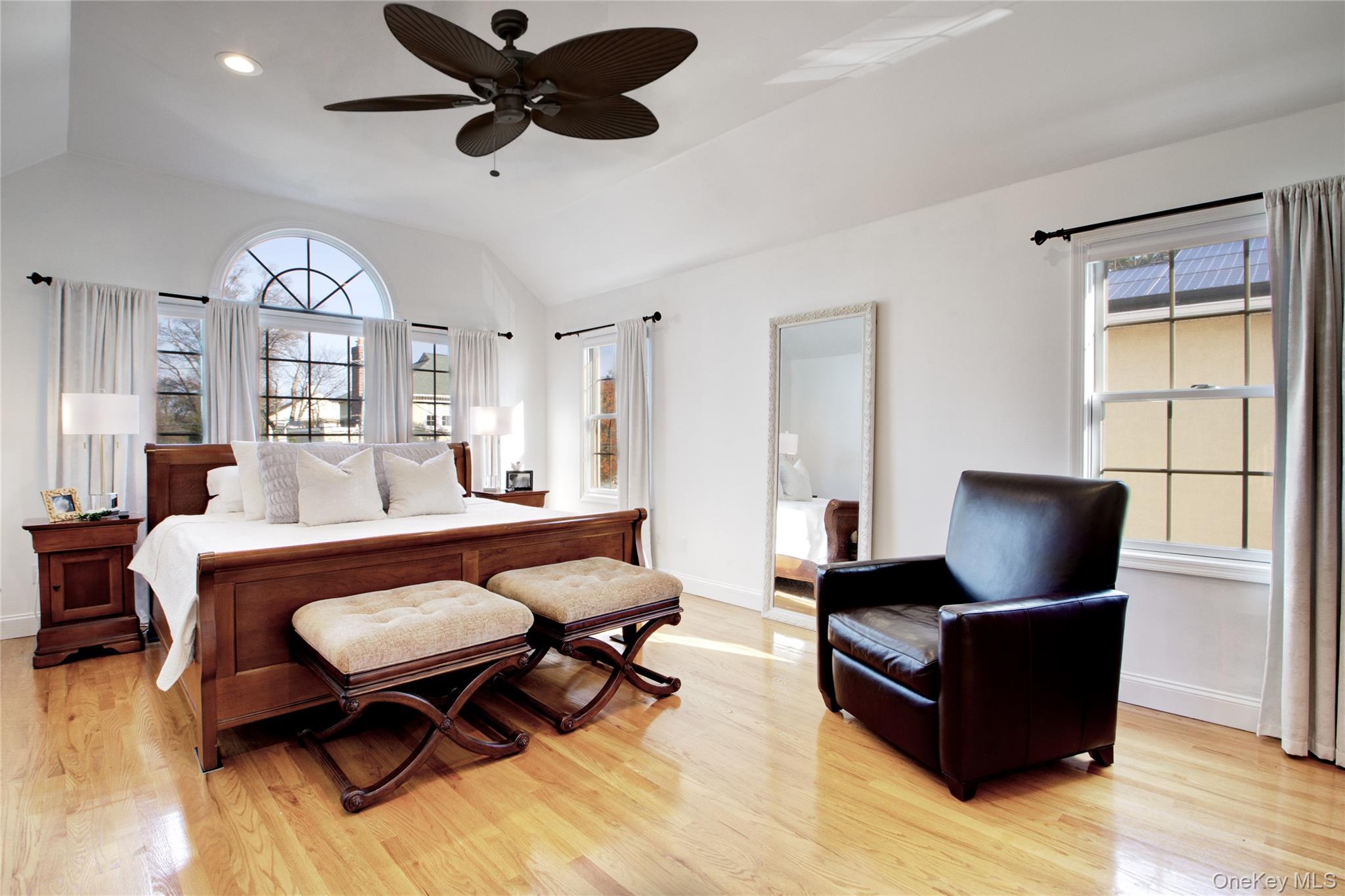 42 Mora Court, Manhasset, NY 11030