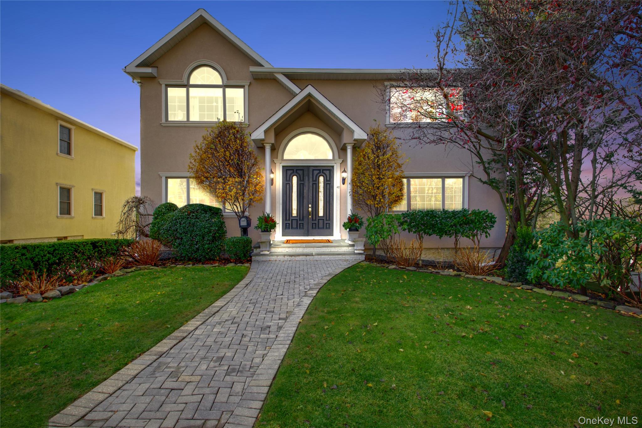 42 Mora Court, Manhasset, NY 11030