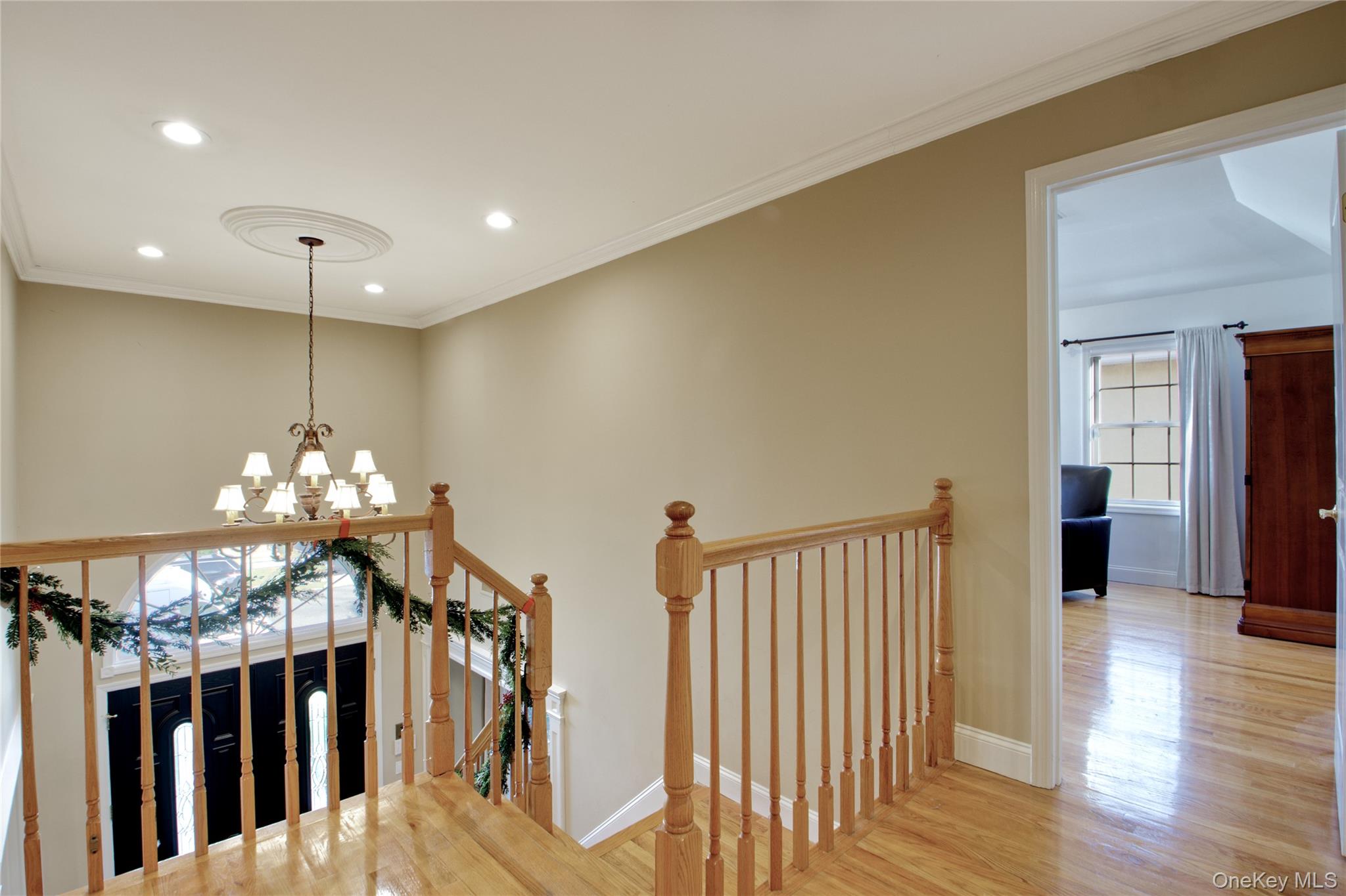 42 Mora Court, Manhasset, NY 11030