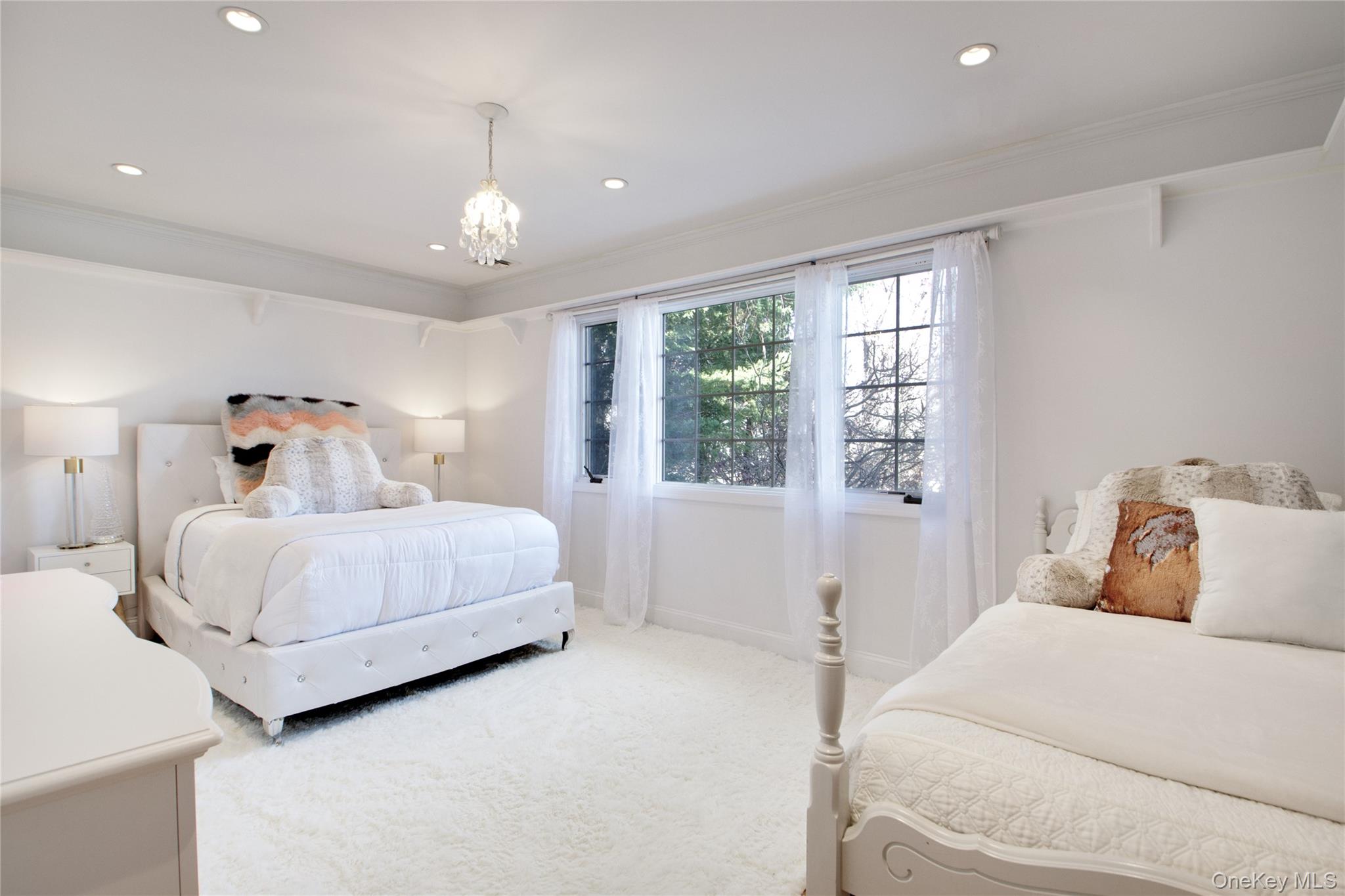 42 Mora Court, Manhasset, NY 11030