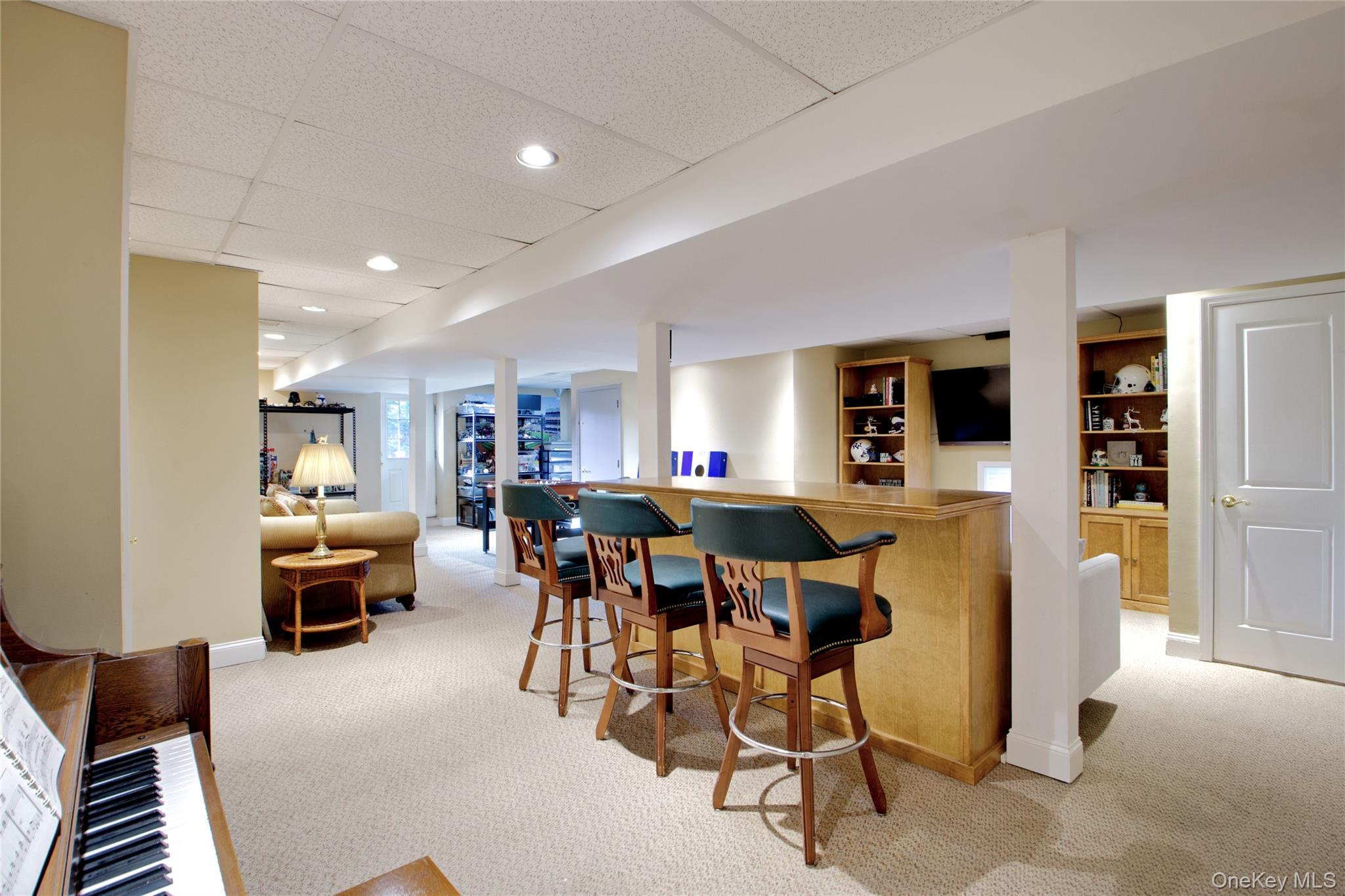 42 Mora Court, Manhasset, NY 11030