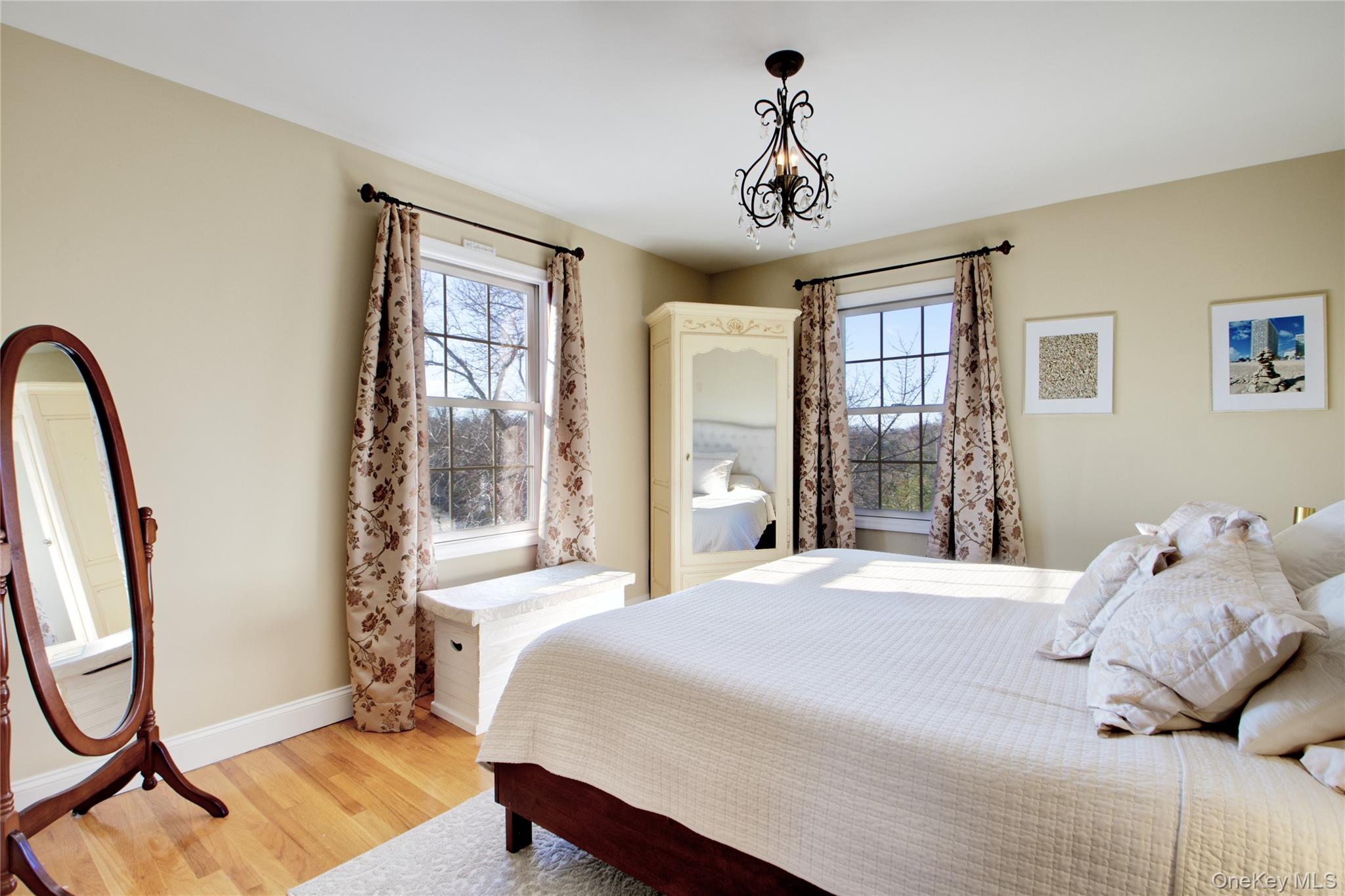 42 Mora Court, Manhasset, NY 11030