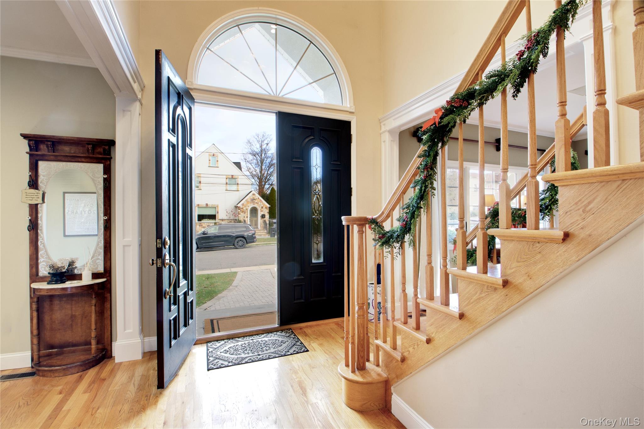 42 Mora Court, Manhasset, NY 11030